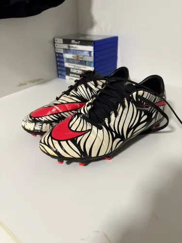 Chuteira Hypervenom Ousadia e Alegria