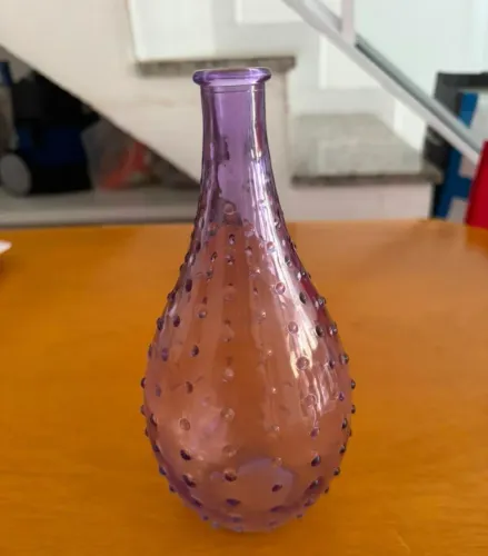 Vaso de vidro lilás