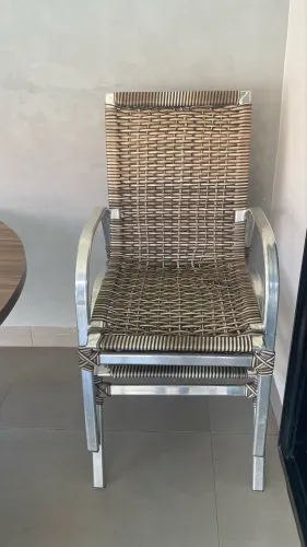 Mesa com 6 cadeiras dê alumínio e fibra