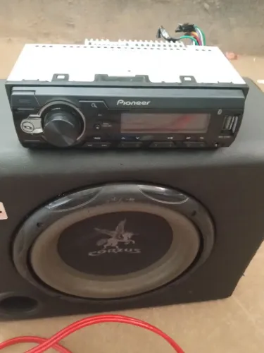 Caixa de som com toca cd da Pioneer com fiação encluida