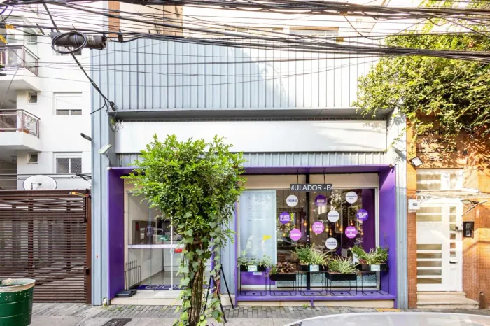 Loja na Rua Fradique Coutinho, 322 280 m²