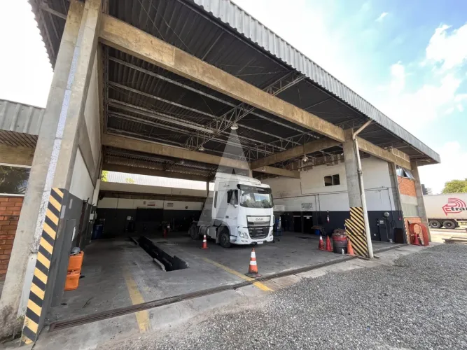 Galpão comercial com estrutura para veículos pesados no Costa e Silva