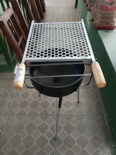 Churrasqueira de ferro Grande. Nova. 