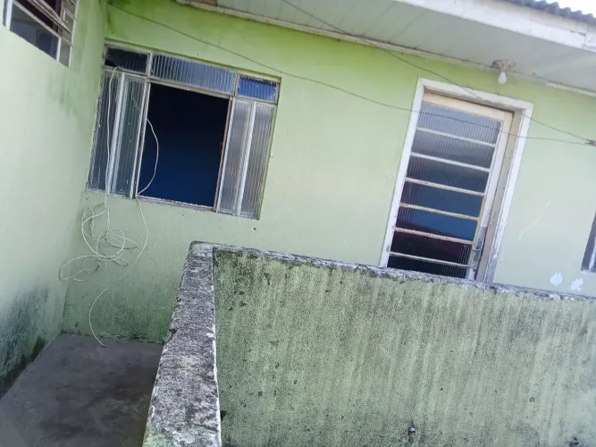Alugo casa de 3 peças nós fundos