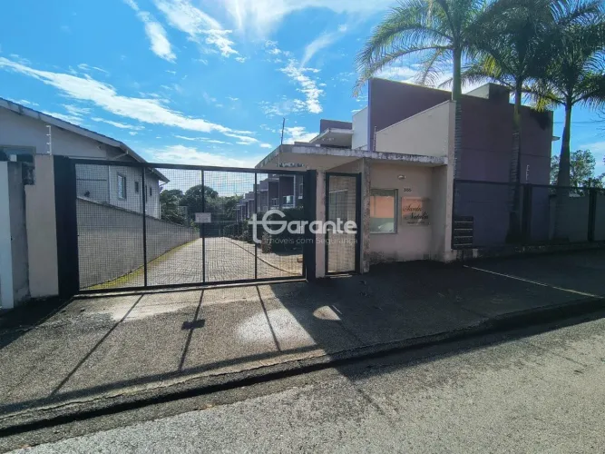 Casa em condomínio no Jardim dos Pinheiros, próximo a Rodovia Dom Pedro