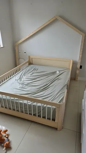 Cama montesoreana com painel de Led e colchão, preço para sair rápido
