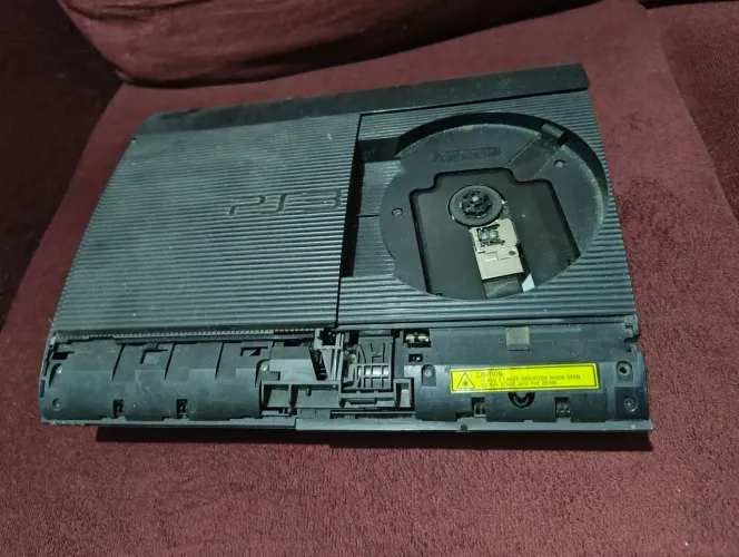 Vendo 01 console play 3 com defeito 