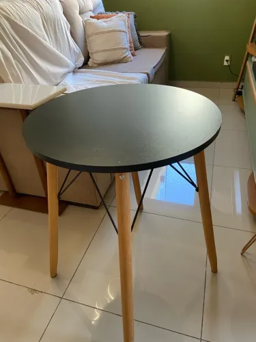 MESA REDONDA PRETA COM PÉS DE MADEIRA ?
