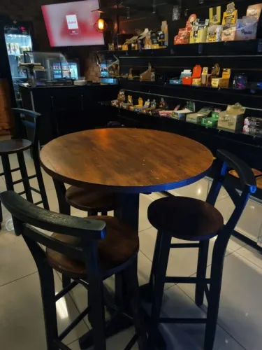 Conjunto Mesa Bistrô Redonda + 3 Banquetas Altas (madeira) - Ideal para bar/varanda