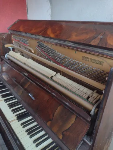 Vendo Piano de SALA USADO EM CONDIÇÕES DE USO...