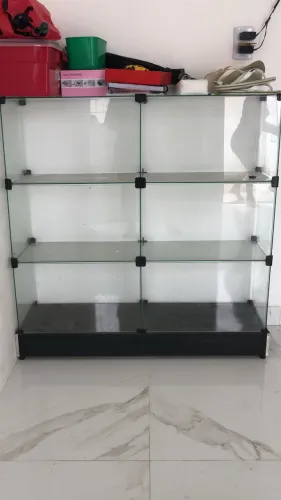 Vendo vitrine semi nova valor 350 pra botar preço