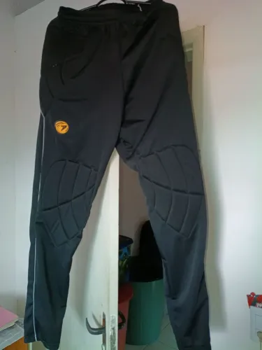 Calça de goleiro com proteção nos joelhos e coxa