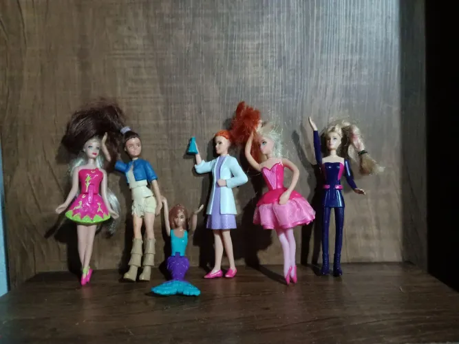 6 bonecas Barbie McDonald's usadas na condição das fotos