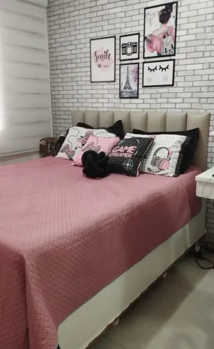 Cama queen com colchão Simons
