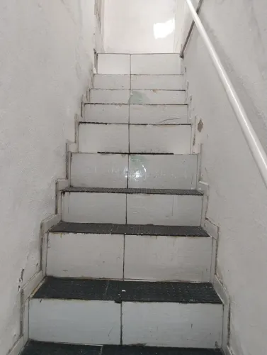 Alugo kitnet com quarto sala única banheiro e área de serviço 