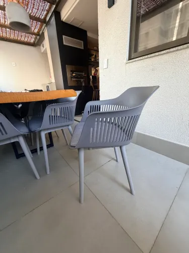 Vendo 8 cadeiras muito novas 4 meses de uso