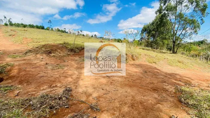 Terreno à venda no bairro Chácara Fernão Dias, localizado entre a cidade de Atibaia/SP e B