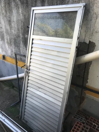 Porta de Alumínio com Vidro e Batedor (2,10m x 0,90m) - Preço Baixo!