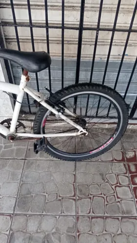 Bicicleta aro 24 toda boa sem marcha interesse em comprar vem..