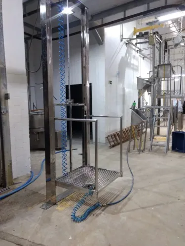 Plataforma móvel em aço inox.