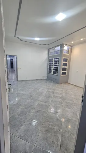 ALUGO / ESSA CASA SUPER BEM LOCALIZADA E ESPAÇOSA COM 4 QUARTOS SENDO 2 SUÍTES ,NO CENTRO.