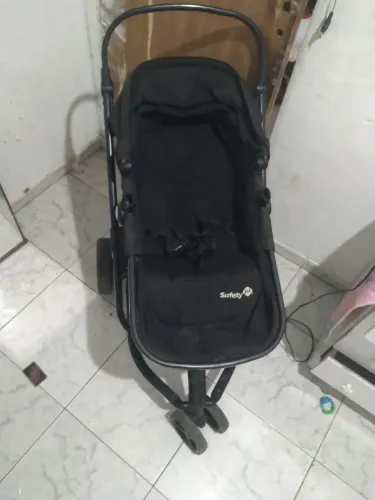 Carrinho de bebê semi novo Safety 1st Travel System Mobi na cor preta.