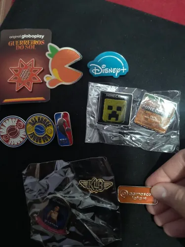 Pins de eventos variados como CCXP, D23 entre outros.