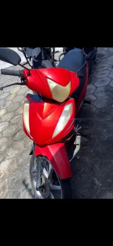 Vendo uma moto 50 cilindradas.
