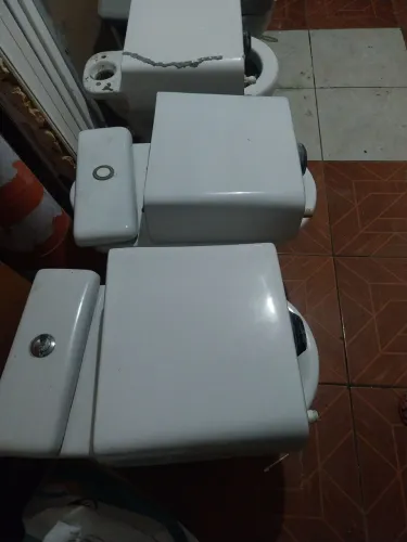 Vasos sanitário acoplados no ponto de instalar e usar.