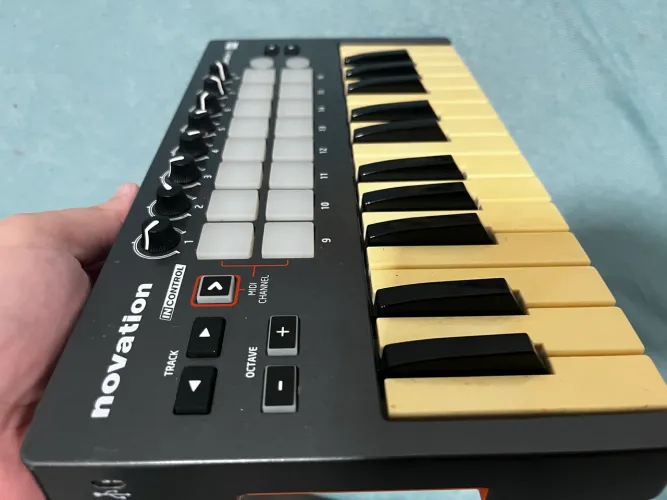 Teclado controlador MIDI Novation