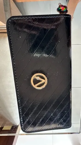 Carteira Preta com vários compartimentos e zíper