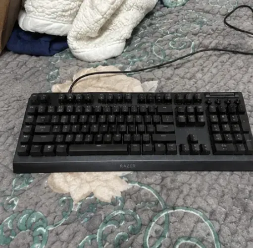 Teclado Mecânico Razer BlackWidow V4 RGB Switch Yellow + Apoio de Pulso