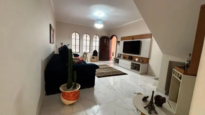 Linda casa à venda no Jardim D'Abril, Osasco | 3 dormitórios, suíte, garagem coberta