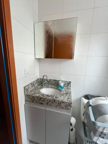 Armário de banheiro com granito