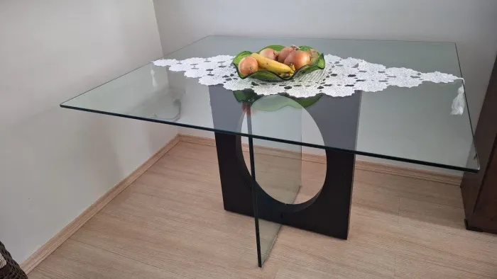 Mesa para jantar tampo de vidro base madeira 
