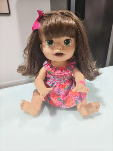 Boneca Baby Alive comilona morena (lançada em 2015 pela Hasbro)