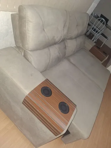 Sofá, mesa e guarda roupa