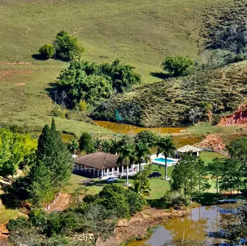 FAZENDA COM SEDE LUXUOSA E FÁCIL ACESSO EM QUELUZ-SP
