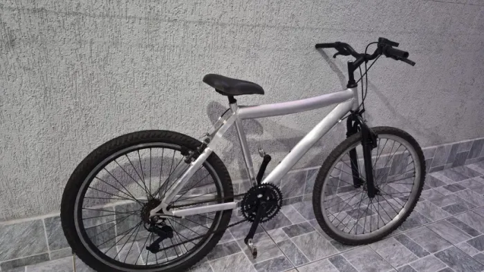 Bicicleta Alumínio de verdade Revisada excelente estado só subir pedalar entrego no Metro