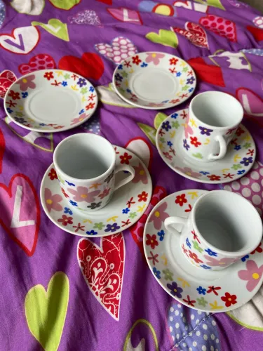 Conjunto de xícaras com pires florais