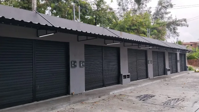 Aluga-se lojas na av Ayrton Senna próximo ao campo do 11 na principal do bairro do Roger 