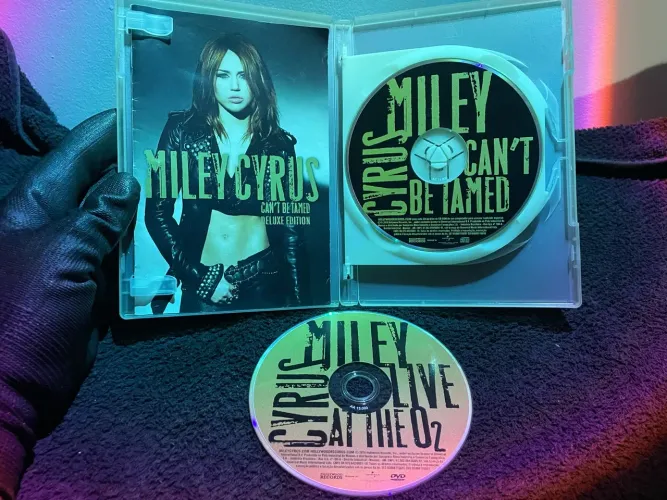 Miley Cirus Can?t be Tamed (Deluxe Edition)