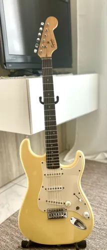 COMBO:Fender Squire Bullet + Cubo Marshall MG10 + Pedal Boss Distortion DS-1
