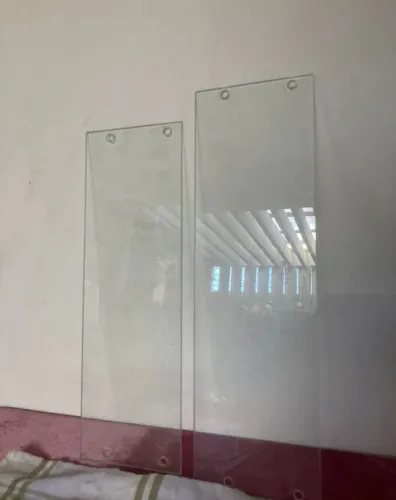5 peças de vidro já com os furos par prateleiras, gavetas e etc. 3 de 13x41,5 e 2 de 13x45