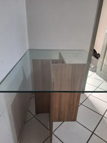 Mesa de jantar e cadeiras