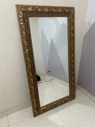 Espelho com moldura dourada de 1,40 por 76 cm