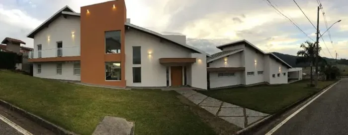 EXCELENTE CASA COM 2.370 METROS DE TERRENO NO Condomínio Terras da Fazenda Santana I  Tanq