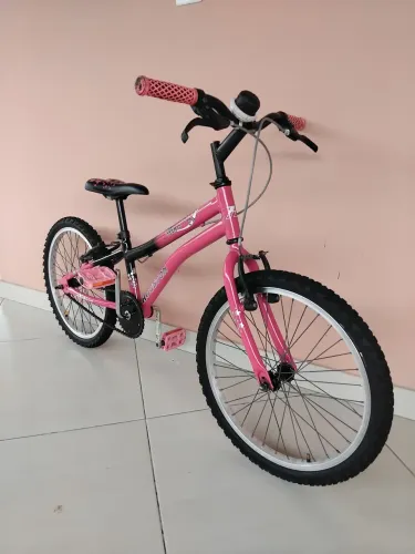 Bicicleta aro 20 feminina para crianças de 5 a 8 anos.
