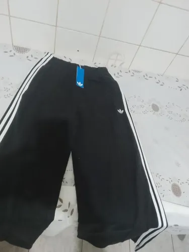 Calça Adidas larga três listras
