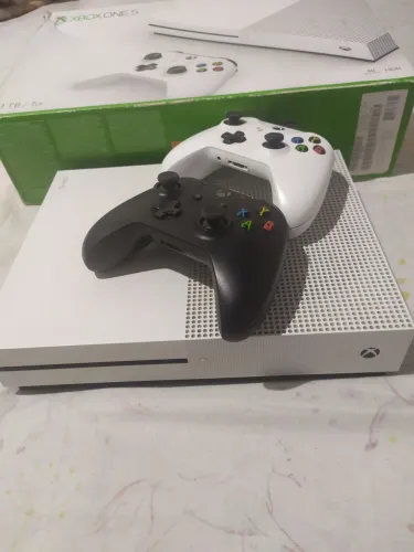 Xbox one S   2 controles e 1TB de memória 